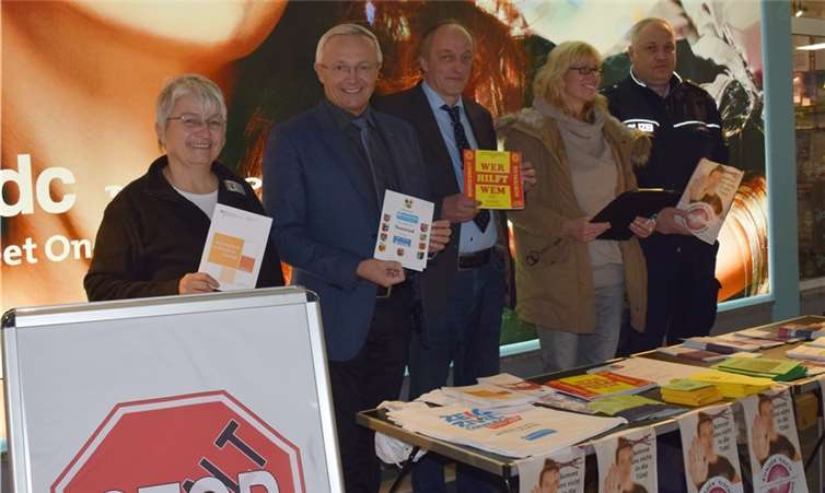 Dr. Jürgen Mertens (Vorteil Center) und der 1. Kreisbeigeordnete Achim Hallerbach mit den Mitgliedern des Netzwerkes gegen Gewalt im Vorteil-Center.