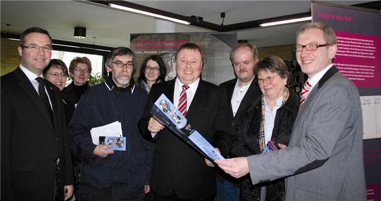 Dr. Jürgen Pföhler (Mitte) gibt beim Treffen mit Horst Gies (l.), Guido Orthen (r.), Ausstellungsmachern und Vertretern des Arbeitskreises „Stolpersteine“ die Patenschaft des Kreises bekannt. HG