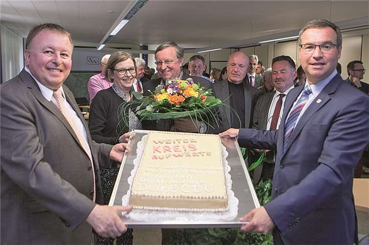 Dr. Jürgen Pföhler (l.) wurde für weitere acht Jahre im Amt des Landrats des Kreises Ahrweiler bestätigt. Der CDU-Kreisvorsitzende Horst Gies (r.) freute sich zusammen mit Pföhlers Ehefrau Andrea, CDU-Kreistagsfraktionschef Karl-Heinz Sundheimer, FDP-Fraktionschef Ulrich van Bebber und FWG-Kreisbeigeordneter Friedhelm Münch über die Titelverteidigung.JOST