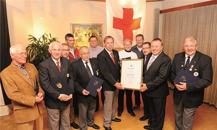 Dr. Jürgen Pföhler überreichte die Ehrenurkunde an den Kreisvorsitzenden Achim Haag. FIX