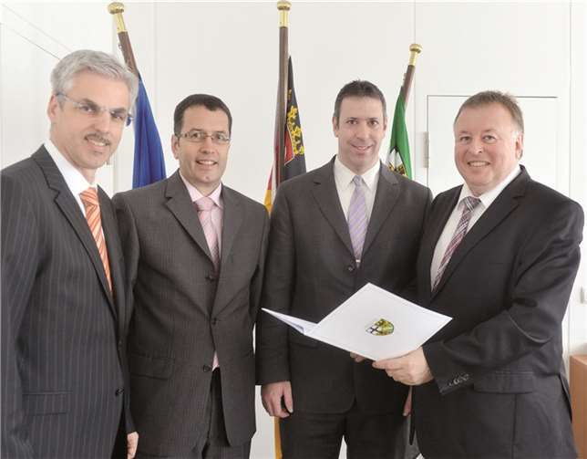 Dr. Jürgen Pföhler (v.re.) überreichte die Bestellungsschreiben an Jörg Hamacher und Arno Müller im Beisein von Erich Seul. KV-AW