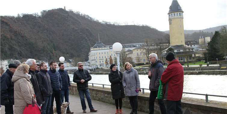 Dr. Jürgen Sarholz erklärte den Teilnehmern des Rundgangs sehr ausführlich die Besonderheiten um „Great Spas of Europe“ zu werden. Foto: MFU