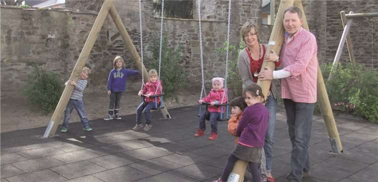 Dr. Jürgen Simons übergab die neue Schaukel an Hildegard Zschiesche und die Kinder der Kita. Kita Maria Himmelfahrt
