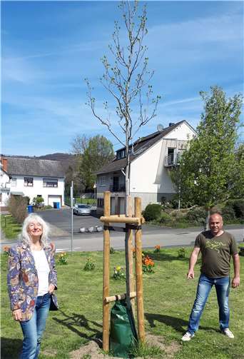 Dr. Jutta Etscheidt und Oliver Spielmann freuen sich, dass Bewässerungssäcke und für Bäume nun auch in Neuwied zum Einsatz kommen.Foto: Bürgerliste