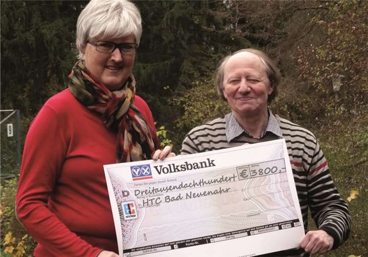 Spendengelder für den HTC Dr. Jutta Kurtenbach, Vorsitzende und Fritz Rogge, HTC-Schatzmeister bei der Spendenübergabe. privat