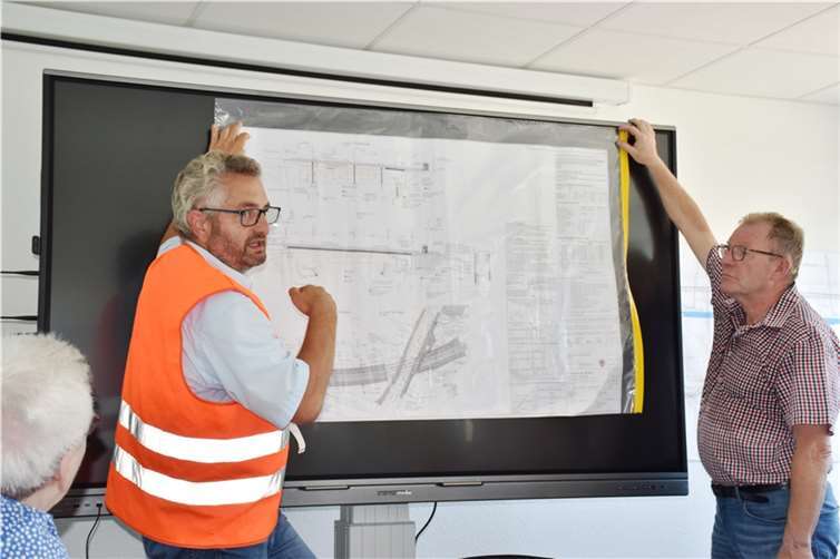 Pfaffendorfer Brücke: Mammutprojekt kostet 181 Millionen Euro Dr. Kai Mifka und Gerhard Bruchhof zeigen einen Brückenbauplan.