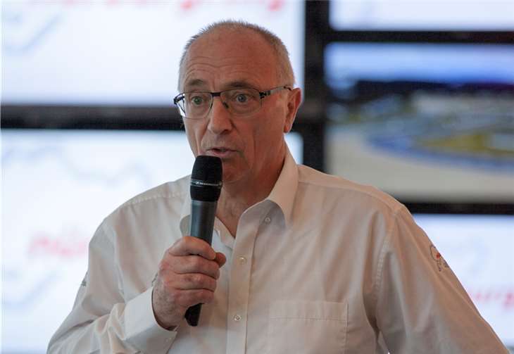 Dr. Karl-Josef Schmitz, Geschäftsführer der Nürburgring Betriebsgesellschaft, präsentierte gestern das umfangreiche Jahresprogramm für 2014 mit mehr als 50 verschiedenen Veranstaltungen rund um die „bekannteste und schwierigste Rennstrecke der Welt“. Foto: VJ 