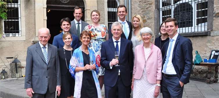 Dr. Karl Tack mit seiner Familie, für die er jetzt mehr Zeit haben wird.