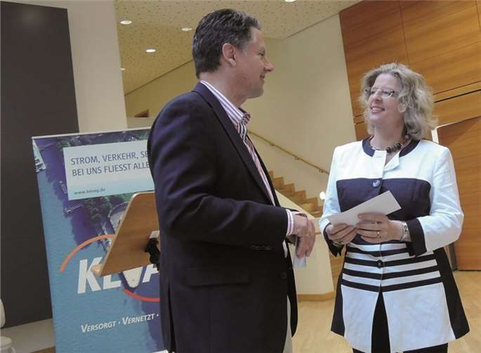 Dr. Karlheinz Sonnenberg, Vorstandsmitglied der Kevag-Gruppe und die stellvertretende Leiterin der Musikschule, Dorothea Buchwald, im angeregten Gespräch vertieft.