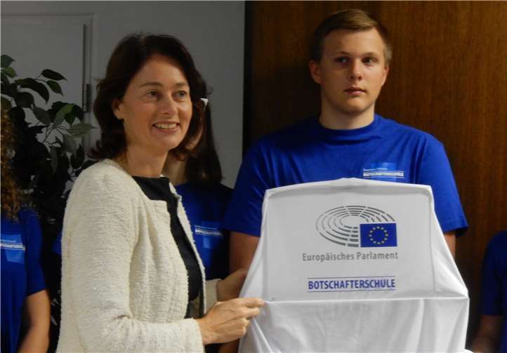 Dr. Katharina Barley enthüllte das Zertifikat zur Botschafterschule des Europäischen Parlaments.