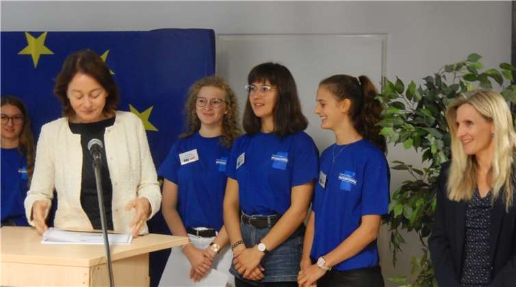 Dr. Katharina Barley übergab die Ernennungsurkunden an die Juniorbotschafter. Fotos: RU