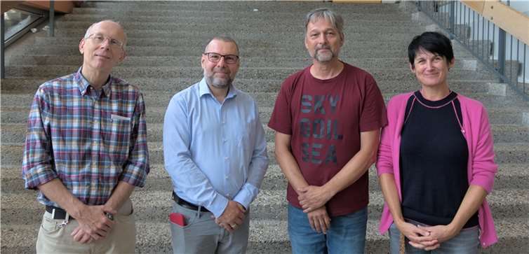 Dr. Klaus Killmaier und Bernhard Rath mit Schulleiter Michael Sexauer und der Personalratsvorsitzenden Annette Vollmar.  Foto: privat