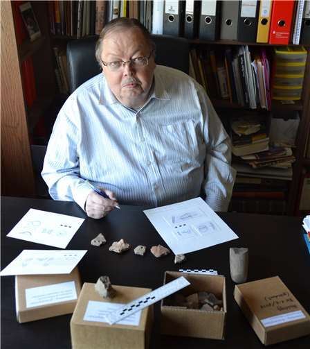 Dr. Klaus Schäfer bei der Bearbeitung einiger Fundstücke vom „Rosenköpfchen“. Foto: privat