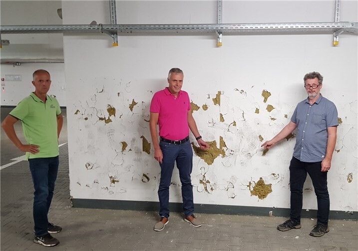 Dr. Klaus Wichterich, Joachim Karbach und Lutz Haushahn bei der Besichtigung der Schäden in der Tiefgarage der Stadt- und Kongresshalle. Quelle:ULV-Fraktion Vallendar