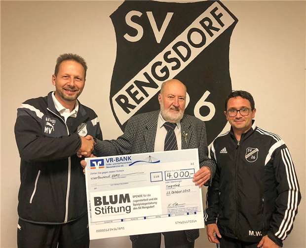 Dr. Kleinmann (M.), Repräsentant der „Blum Stiftung“, übergab den Scheck zugunsten der Jugendabteilung des Vereins. Foto: SV Rengsdorf