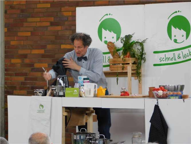 „Dr. Kögel“ rührt angewidert in der Fertigsuppe. Dann begann er, richtig zu kochen.Foto: WR