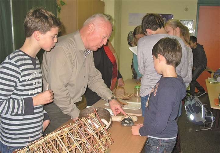 Dr. Köpke vom Stadtmuseum erklärt den Schülern das Modell eines Langhauses, in dem neolithische Bauern gelebt haben. privat