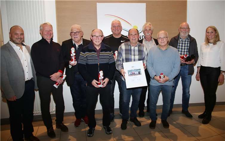 Dr. Kristina Weber (r.), Vize-Präsidentin, und Alexander Specht (l.), Präsidiumsmitglied für Sportentwicklung, freuten sich mit den Herren 65 des TV Kleeblatt im TuS Mayen über den Gruppensieg in der Verbandsliga.  Foto: Tennisverband Rheinland