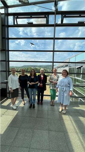 Dr. Lea Heidbreder, MdL (3.v.li.) mit Frau Prof. Kirchner und Frau Busa vom Team des Kompetenznetzwerks sowie Frau Heinz-Fischer vom Informations- und Beratungszentrum Hochwasservorsorge RLP – außerdem im Bild Anna-Lena Kraft, Referentin der Grünen Landtagsfraktion für Wissenschaft und Hochschule und Stefani Jürries, Sprecherin der Grünen Stadtratsfraktion Remagen und Kreistagsmitglied. Foto: Sebastian Olbrich