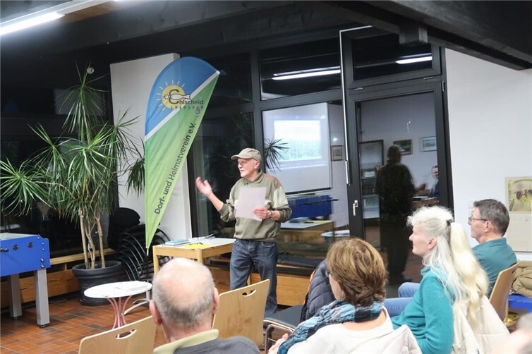 Dr. Lutz Neitzert führte die Zuhörenden in die Welt der Neophyten