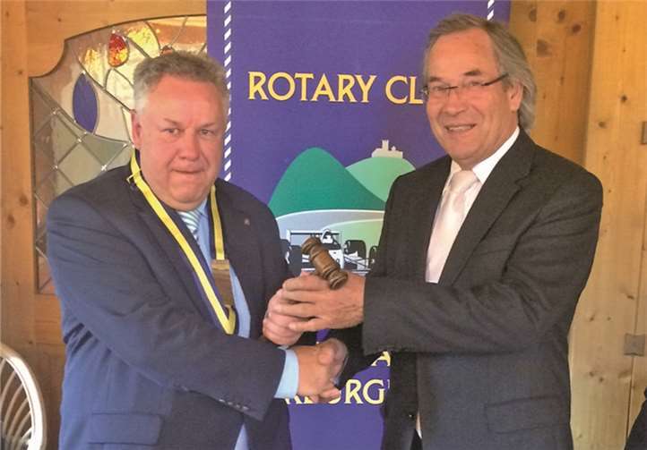 Dr. Manfred Kürsch, l., übergibt sein Präsidentenamt im Rotary Club Adenau-Nürburgring an Klaus Grewe.privat