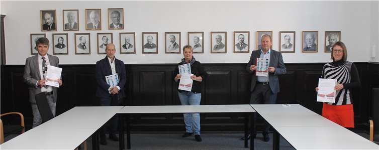 Dr. Manfred Pauly (Leiter Kommunale Statistikstelle) Michael Wolf (1. Vorsitzender Vermieterverein e.V.) Andrea Meierhans (3. Vorsitzende Mieterbund Mittelrhein e.V.) Christoph Schöll (1. Vorsitzender Haus & Grund Koblenz e.V.) Daniela Schüller (Kommunale Statistikstelle) (v. li.). Foto: Stadt Koblenz