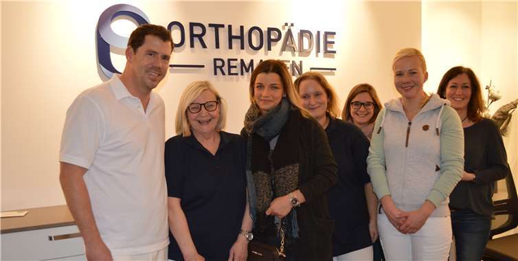 Dr. Manuel Schenke (l.) mit seinem Team in der frisch eröffneten Praxis. AB