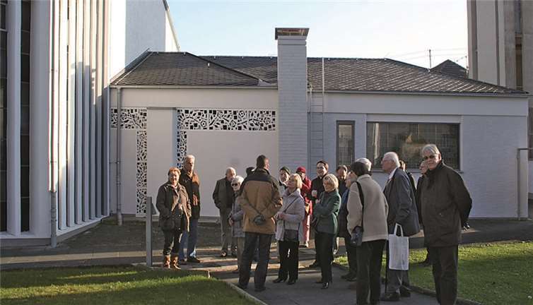 Dr. Manuel Schögl, Subregens des Studienhauses St. Lambert (Mitte), mit den Denkmalfreunden vor der Hauskapelle. -HG-
