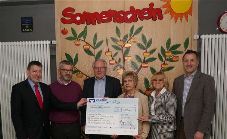 Dr. Marc Bohr, Vorsitzender des Fördervereins Sonnenschein, Dr. Michael Ehlen, Chefarzt der Klinik für Kinder- und Jugendmedizin, Franz-Jürgen Lacher, Marianne Lacher, Ulrike Börder-Sauerbrei, Vorstandsmitglied des Fördervereins Sonnenschein und Pflegedirektor Oliver Schömann (v.l.n.r.) freuten sich sehr über die großartige Spendensumme von 11.300 Euro.privat