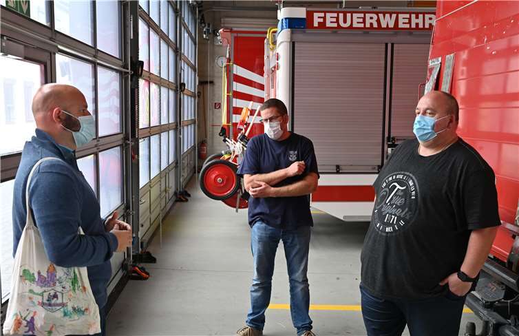 Dr. Marcel Will (li.) besuchte die Feuerwehr.Foto: privat