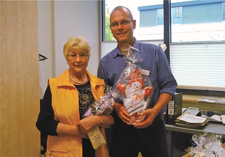 Dr. Marcus Jakob freut sich über die wiederholte großzügige Spende von Gertrud Faßbender für die Kinderkrebshilfe am Kemperhof in Koblenz. privat