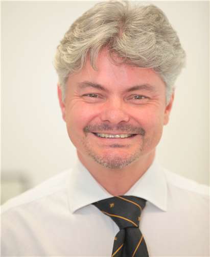 Dr. Marcus Raum informiert über moderne Behandlungsmethoden bei Knieverletzungen und – erkrankungen. privat