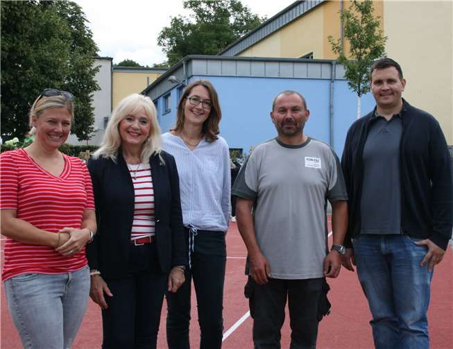 Dr. Margit Theis-Scholz (2.v.li.), Esther Rube, Florian Quirbach,, Dirk Milz und Petra Rojan auf dem Multifunktionsfeld.Quelle: Stadt Koblenz