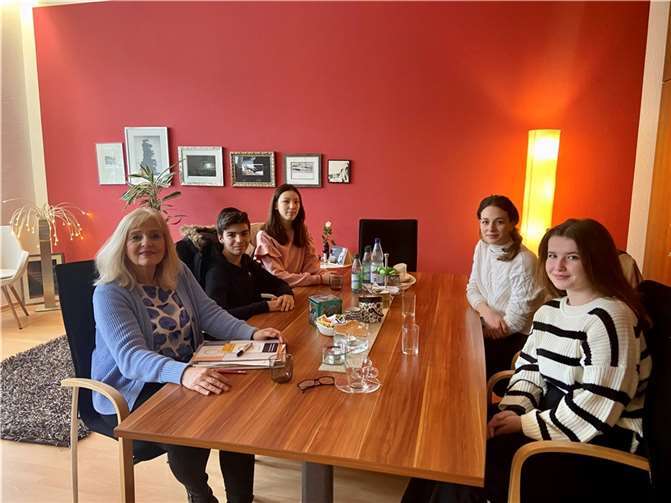 Dr. Margit Theis-Scholz (li.) im Gespräch mit Vertreter:innen des Jugendrats: (v. li.) Moritz Follmann, Isabella Lenders, Mira Nießen (Geschäftsführung Jugendrat) und Clara Fruhling. Foto: Stadt Koblenz / Martin Düpper