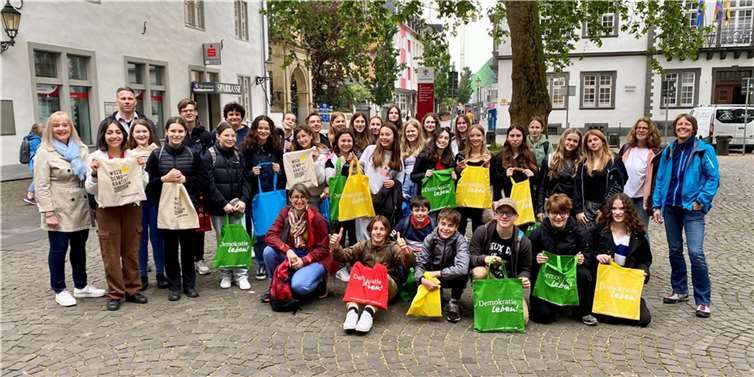 Dr. Margit Theis-Scholz (li.) und Jürgen Karbach, Leiter des Kultur- und Schulverwaltungsamts (3.v.li.) begrüßten die 35 Schülerinnen und Schüler aus dem Burgund. Die Gruppe wurde begleitet von den Lehrkräften Carmen Hagedorn, Gabi Gebhardt, Sylvie Quarteaux und Magali Masseux. Foto: Stadtverwaltung Koblenz / Nicole Deckarm
