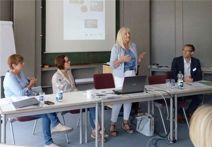 Dr. Margit Theis-Scholz (stehend) bei der Vorstellung.Quelle: Stadt Koblenz