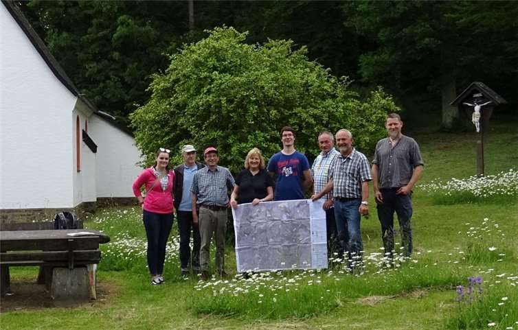 Dr. Maria Dommermuth (Vierte von links) erklärt den Teilnehmern der Exkursion ins Dreisbachtal Wissenswertes zum Naturschutzprojekt Obere Ahr-Hocheifel. Kreisverwaltung Ahrweiler