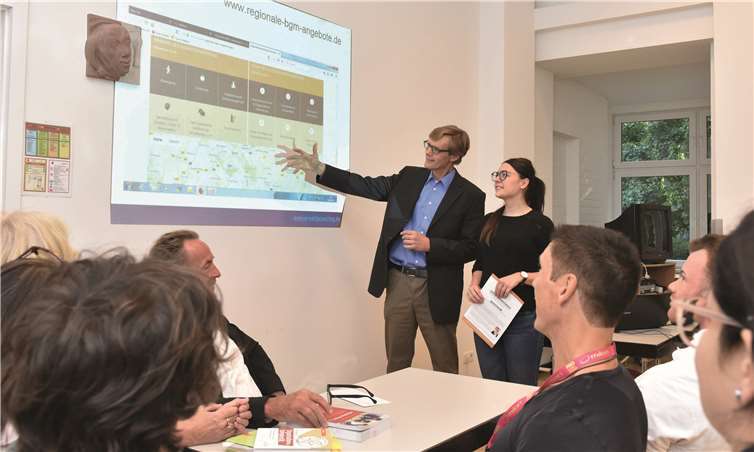 Dr. Marius Poersch stellte in einer Informationsveranstaltung die neue regionale online-Plattform vor. Foto: Ahrtal und Bad Neuenahr-Ahrweiler Marketing GmbH