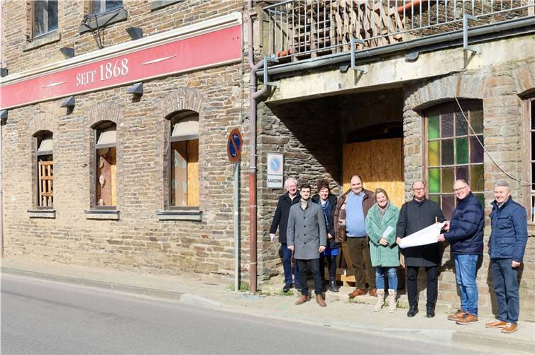 Dr. Markus Fritz-von Preuschen, Landeskonservator und Leiter der Direktion Landesdenkmalpflege der Generaldirektion Kulturelles Erbe (GDKE) in Rheinland-Pfalz (3. v. re.), nutzte den Beginn der vorbereitenden Untersuchung zur Ortskernsanierung in Altenahr, um sich vor Ort aus erster Hand zu informieren. Umfassende Informationen erhielt er von Annette Willerscheid, Sachbearbeiterin Denkmalpflege Kreisverwaltung Ahrweiler (Mitte), Helmut Führ (2. v. re.), Verbandsgemeinde Altenahr, und Jürgen Sommer, Sanierungsberater der Ortsgemeinde Altenahr.  Foto: Thorsten Trütgen / VG Altenahr