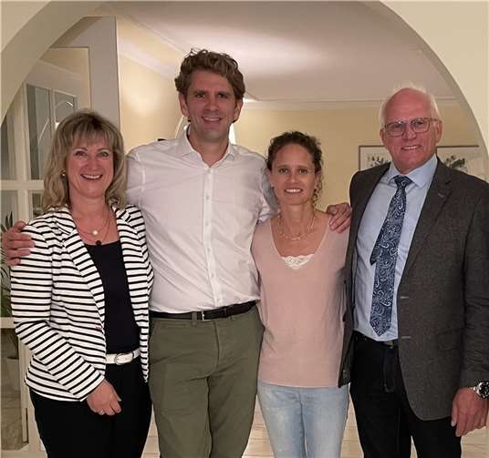 Dr. Marlon Bröhr (CDU) hat das Direktmandat gewonnen. Erste Gratulanten waren seine Ehefrau, die CDU-Kreisvorsitzende Anke Beilstein und der ehemalige CDU-Bundestagsabgeordnete Peter Bleser.Foto: TE