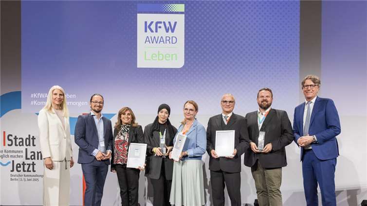 Ersten Preis beim KfW Award Leben 2025 gewonnen Dr. Martin Fislake (3.v.r.) und Bürgermeister Christoph Mohr (2.v.r.) nahmen den KfW-Award Leben für den MakerSpace Mayen-Koblenz entgegen. Foto: KfW/Jonas Wresch