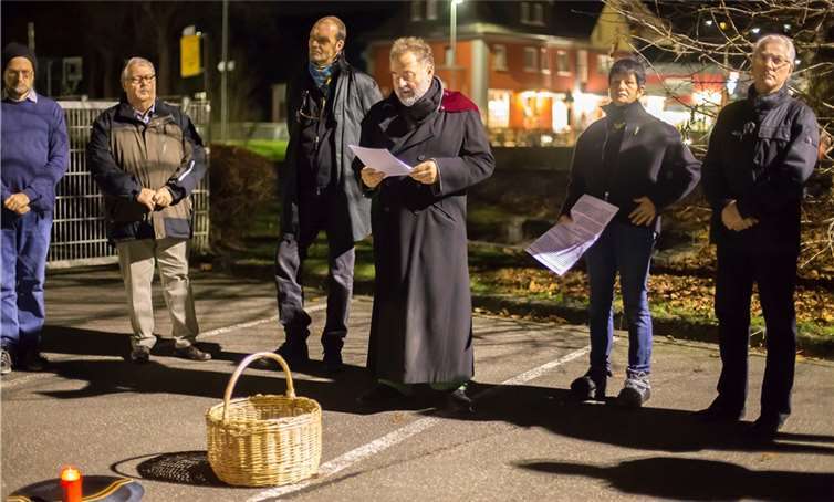 Dr. Martin Henn (3.v.l.) und Dr. Sabine Knorr-Henn (2.v.l.) gestalteten im Wesentlichen die Gedenkfeier.WT