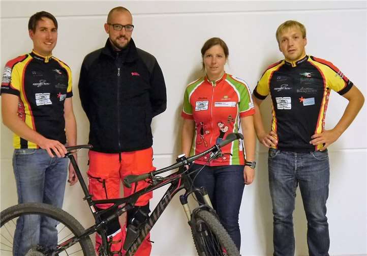 Dr. Martin Schiffarth (2. v. l.) freute sich, im Namen von „Unser Notarzt“ die Spende der beiden Mountainbike-Teams entgegennehmen zu dürfen. privat