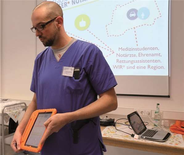 Dr. Martin Schiffarth erklärt das iPad.SES