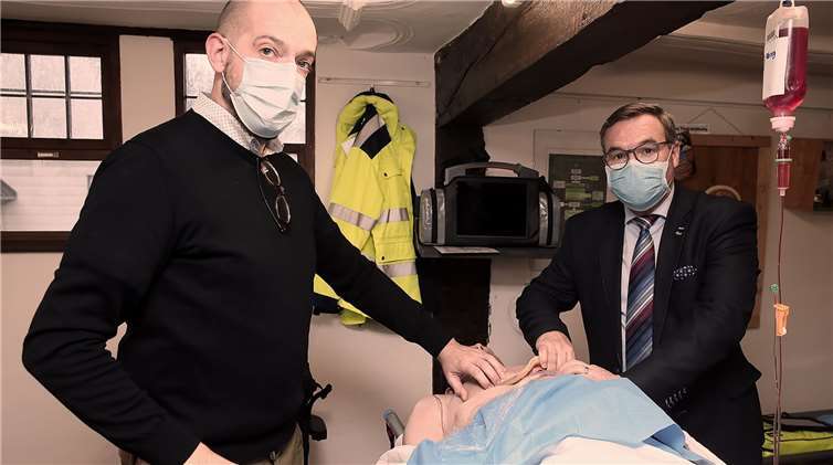 Dr. Martin Schiffarth zeigt MdL Horst Gies das neue Simulations- und Trainingszentrum von Unser* Notarzt im Haus Hartmann-Romes in Adenau. Foto: Dreschers