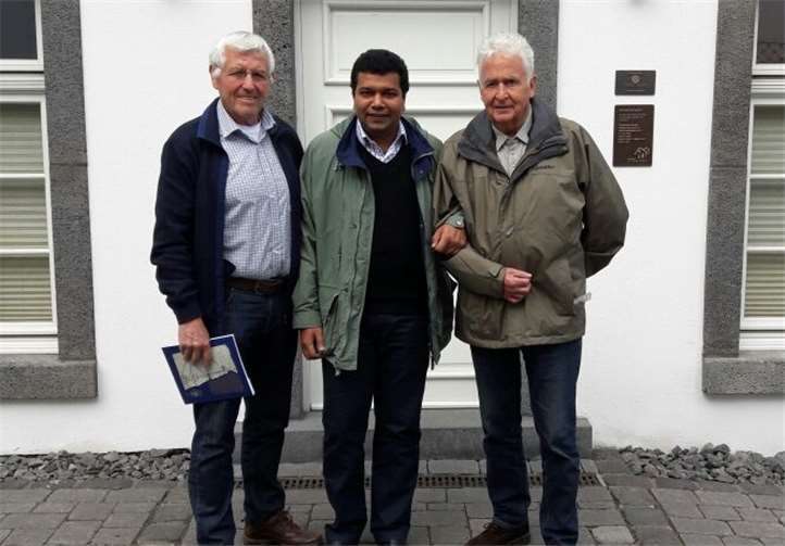 Dr. Mathew Pittappillil, katholischer Priester aus Indien (Bildmitte), mit Jürgen Schiffer (links) und Otto Betzner (rechts) aus Wershofen vor der ehemaligen Synagoge. privat