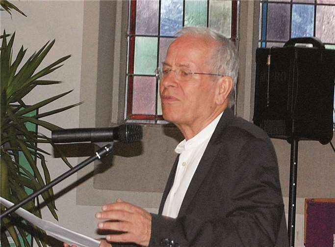 Dr. Mathias Jung bei seinem Vortrag.FA