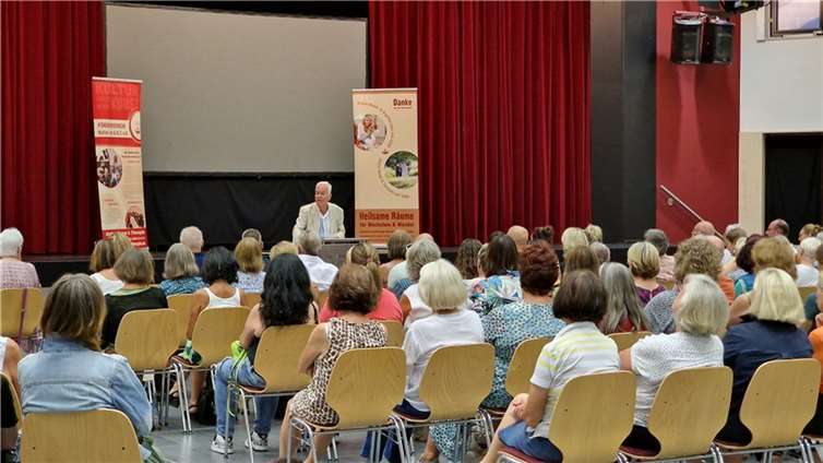 Dr. Mathias Jung in der Stadthalle Montabaur.  Foto: Olaf Nitz