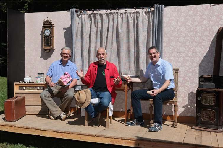 Symbolischer „Stromausfall“ vor ausverkauftem Haus  Dr. Matthias Kötting, Frank Burbach und Dr. Jens Böhle.  Foto: Werner Dreschers