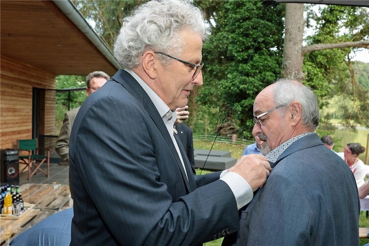 Dr. Matthias Kötting zeichnet Helmut Koch (re.)  mit dem Paul Harris Fellow für langjähriges und außergewöhnliches  Engagement aus, die gleiche Auszeichnung erhielt auch Michael Mönch per Videoschalte, herzlicher Beifall!